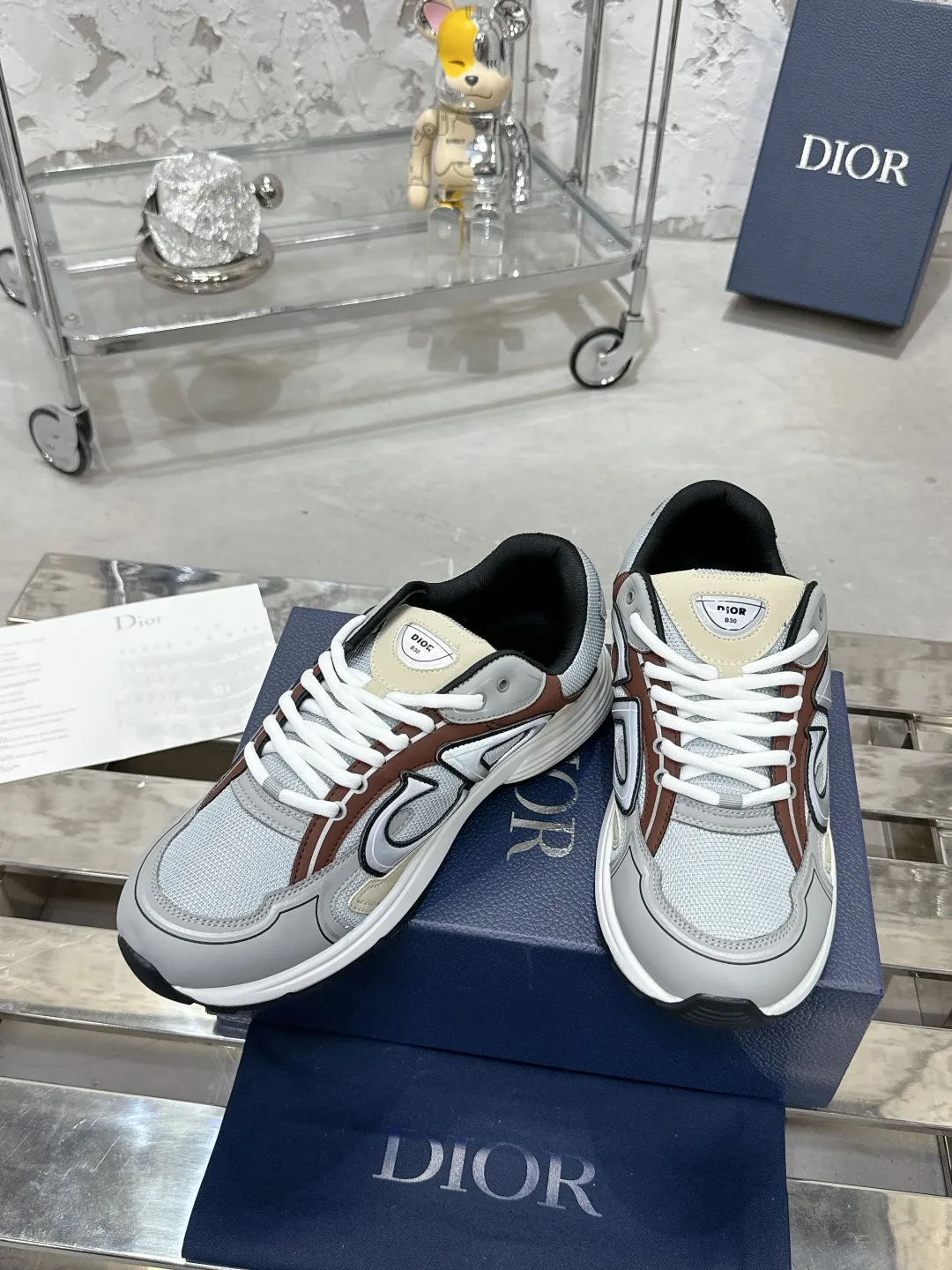 Men's men's shoes 💰600❤️❤️❤️High version Dior Dior's latest color matching B30 series reflective dad sneakers original 17380💰 purchased for development and production Brand new B30 sneakers Dad Shoes style shoes that follow the trend of the retro market The Dior logo on the tongue also indicates that this pair of shoes is the B30 model! B30 uses fine-textured leather and mesh cloth materials to form a shoe body. There are conspicuous letters CD on both sides of the shoe body to indicate identity. Many lines on the shoe body outline details to make the shoes look less monotonous and full of retro flavor. The delivery counter is exquisitely packaged🛍📦 ▪️Fabric: Original customized technical fabric + mesh ▪️Inner lining: Customized breathable lining ▪️Outsole: Original molded IP foam + TPU outsole ▪️Sole thickness: 3.5CM ▪️Size: Women’s size 35-40 / Men’s size 39-46